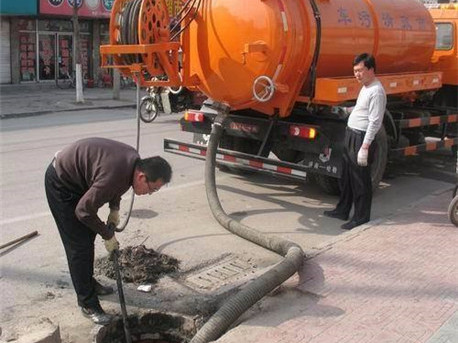 察哈尔右翼中清掏化粪池，健康生活从这里开始
