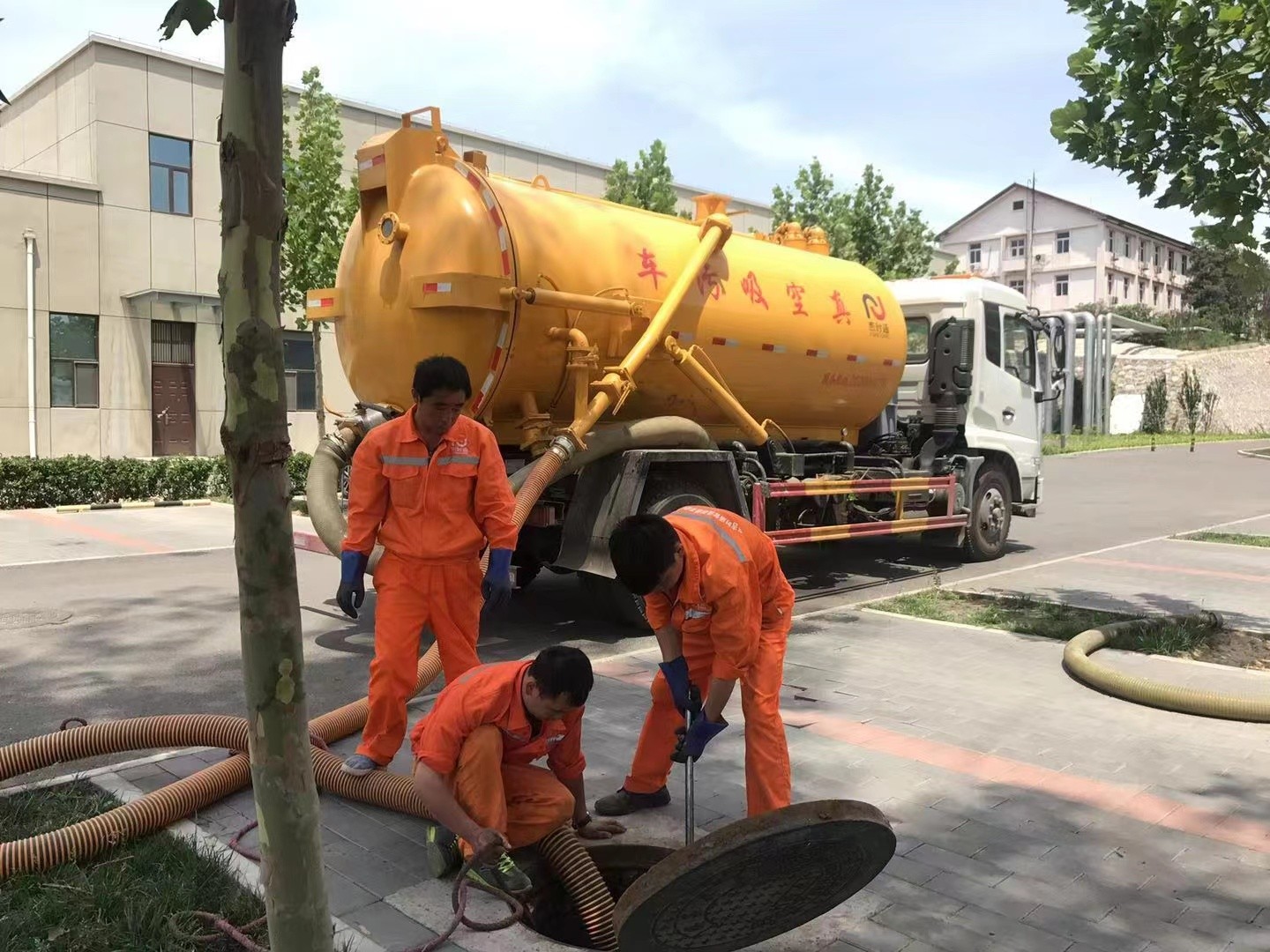 察哈尔右翼中化粪池清理与5-8吨吸粪车施工效率分析